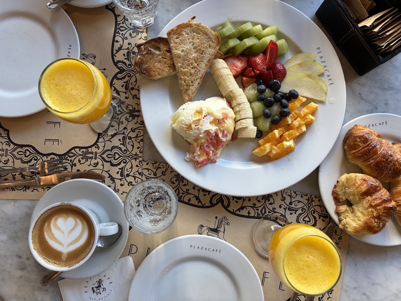 Desayuno con frutas y croissants